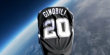 Llevaron la camiseta de Manu Ginóbili a la estratósfera
