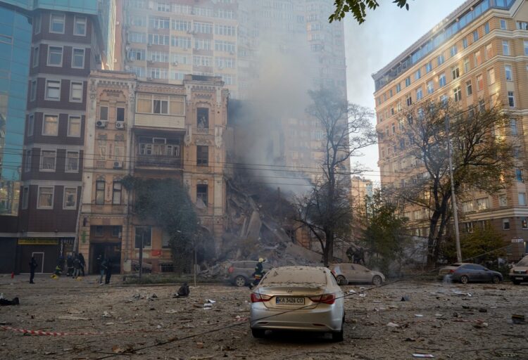 La capital ucraniana amaneció con el potente ruido de las pequeñas aeronaves que vuelan sin tripulación y están cargadas de explosivos. Los drones en la coyuntura bélica son utilizados como armas de guerra. Detonaron contra viviendas y contra la principal empresa estatal de energía. Al menos cuatro personas murieron.