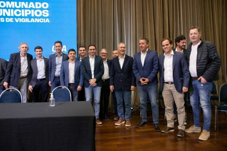 Calvo, López y Schiaretti, junto a los intendentes y jefes comunales.