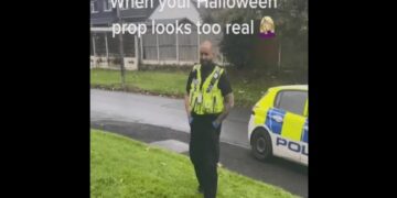 Decoró su casa de forma tan aterradora que la Policía se acercó para constatar un crimen