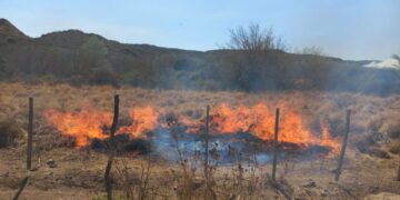 Bomberos combatían el fuego en las inmediaciones de La Cumbre