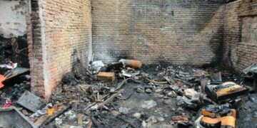 Una familia quedó en la calle tras el incendio de su casa