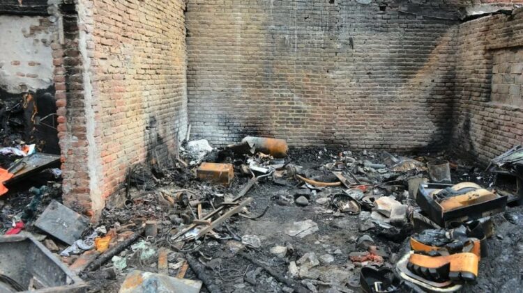Una familia quedó en la calle tras el incendio de su casa
