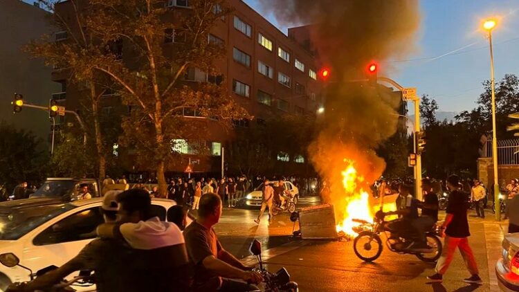 Continúa la represión y censura estatal a las protestas en Irán