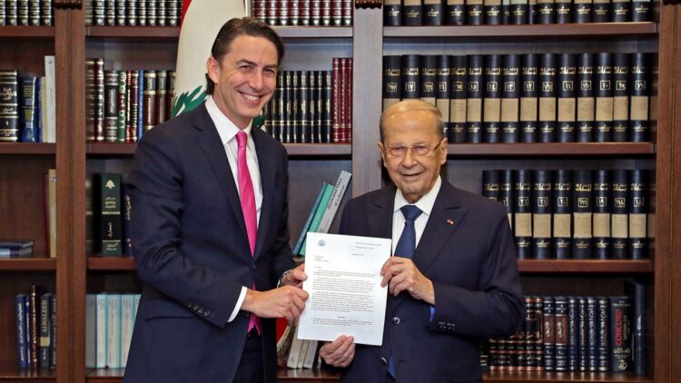 Presidente libanés, Michel Aoun (derecha) junto al enviado estadounidense para energía, Amos Hochstein.