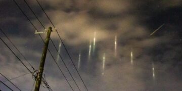 Extrañas columnas de luz en el cielo japonés causan pánico en las redes sociales