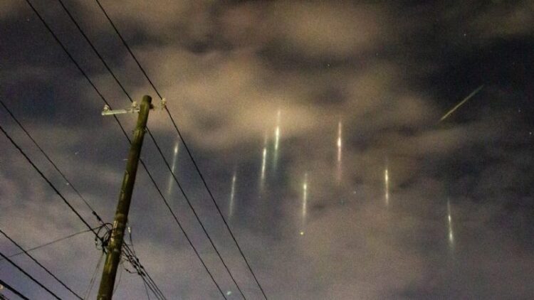Extrañas columnas de luz en el cielo japonés causan pánico en las redes sociales