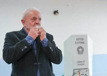 Lula se impuso en primera vuelta por más de cuatro puntos y dirimirá con Bolsonaro en balotaje