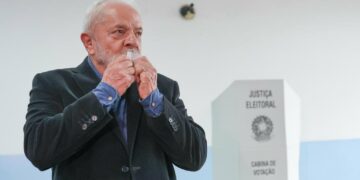 Lula se impuso en primera vuelta por más de cuatro puntos y dirimirá con Bolsonaro en balotaje
