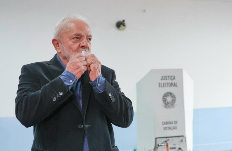 Lula se impuso en primera vuelta por más de cuatro puntos y dirimirá con Bolsonaro en balotaje