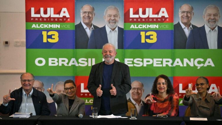 El ex presidente Lula se reunió ayer con su equipo para diseñar la nueva campaña.