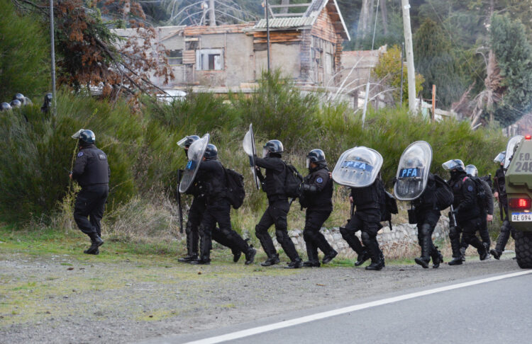 Despliegan un operativo interfuerzas en Villa Mascardi y hay máxima tensión con la comunidad mapuche