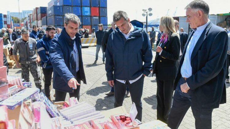 Massa anunció ayer el decomiso de 14 contenedores con mercadería de contrabando.