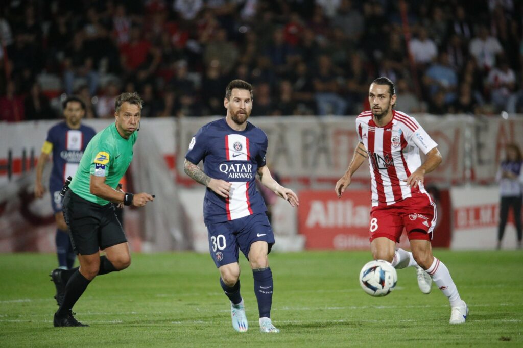 Con un Messi brillante, PSG goleó y sigue puntero