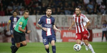 Con un Messi brillante, PSG goleó y sigue puntero