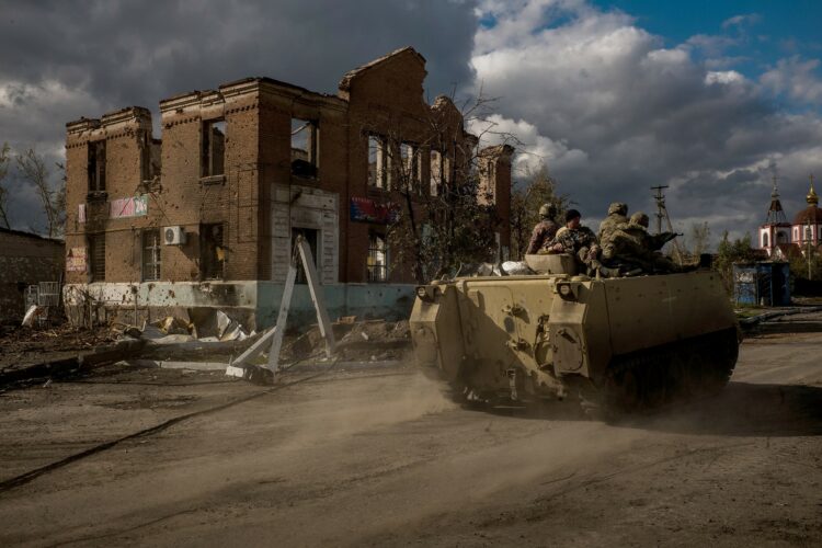 Un vehículo blindado ucraniano atraviesa el pueblo destruido de Shandryholove, cerca de la recuperada Lyman.
