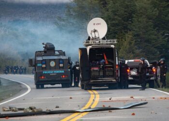 Luego del desalojo en Mascardi, encapuchados intentaron tomar la ruta 40