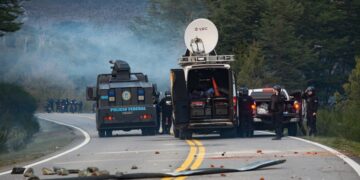 Luego del desalojo en Mascardi, encapuchados intentaron tomar la ruta 40