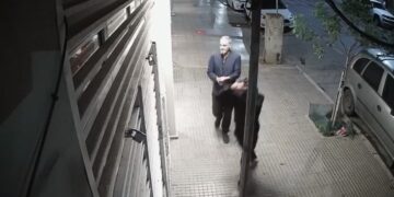 Robaron una pollería en barrio Cofico y quedaron registrados por las cámaras