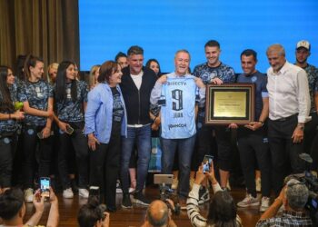 La Provincia rindió homenaje a los planteles femenino y masculino de Belgrano