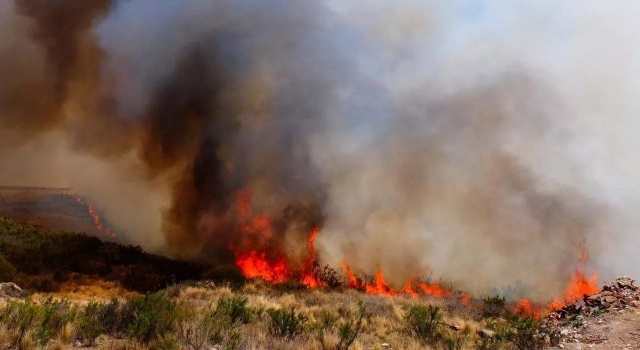 Bomberos siguen luchando para sofocar incendios en Alpa Corral y el Valle de Punilla