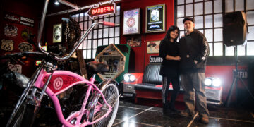 En una travesía solidaria un argentino tatuó areolas a más de 300 mujeres mastectomizadas