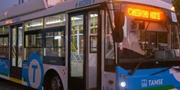 Condenan a una conductora de trolebús tras discriminar a una mujer trans