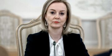 Debilitada, Truss dio marcha atrás a sus políticas económicas