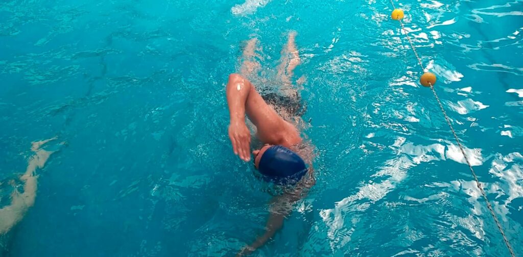 Crearon un gorro que facilita el nado de personas ciegas