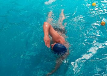 Crearon un gorro que facilita el nado de personas ciegas