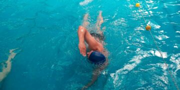 Crearon un gorro que facilita el nado de personas ciegas