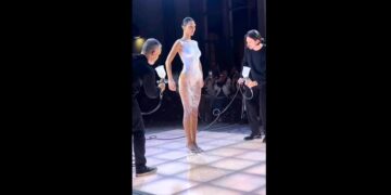 Durante un desfile y con un aerosol, confeccionaron en vivo un vestido sobre una modelo desnuda