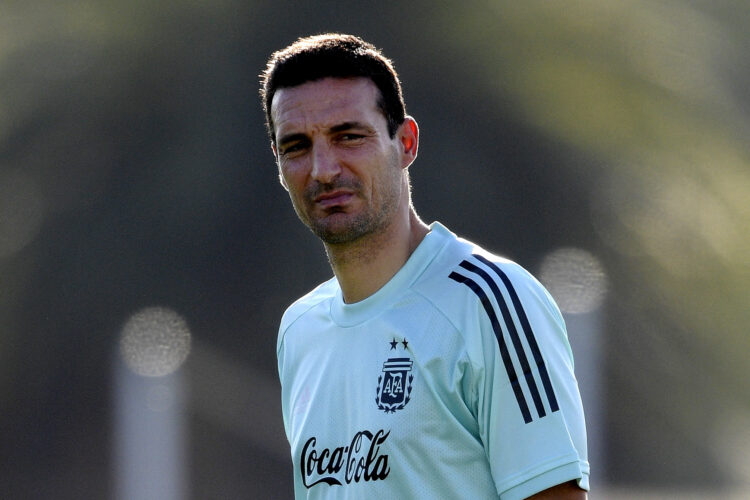 Argentina's coach Lionel Scaloni gestures during a training session in Ezeiza, Buenos Aires on March 23, 2022, ahead of a FIFA World Cup Qatar 2022 qualifier footbal match against Venezuela to be held on March 25. (Photo by JUAN MABROMATA / AFP)