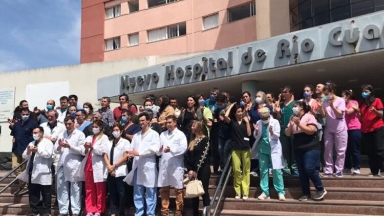 Hasta ayer, 17 profesionales habían presentado su renuncia a sus cargos.