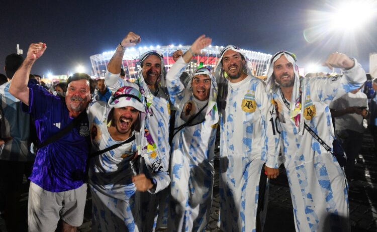 Hinchas argentinos en las afueras del estadio 974 de Doha