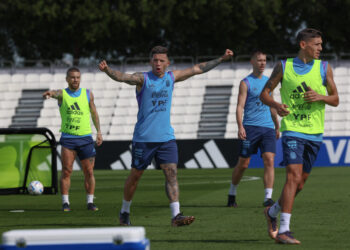 La Selección volvió a entrenar, con Messi y De Paul como espectadores de lujo