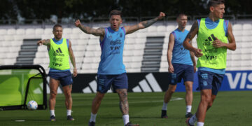 La Selección volvió a entrenar, con Messi y De Paul como espectadores de lujo