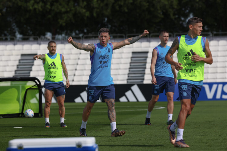 La Selección volvió a entrenar, con Messi y De Paul como espectadores de lujo