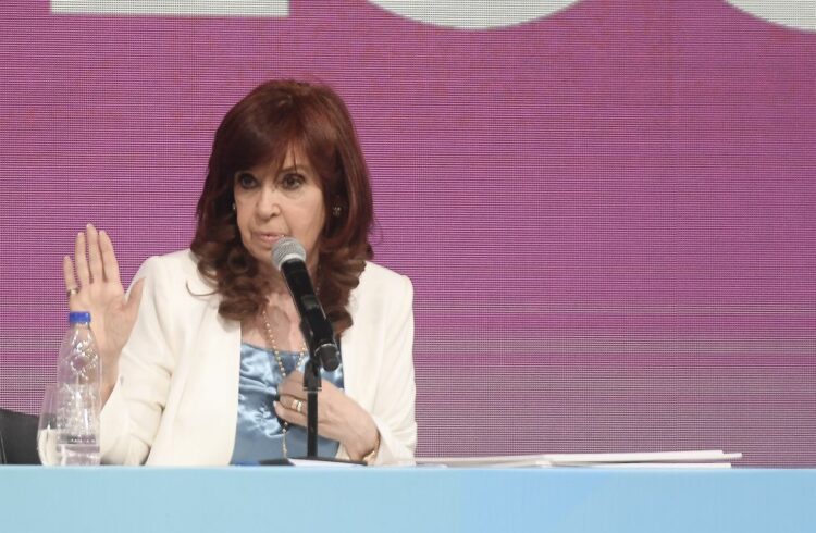 La defensa de CFK pidió que se confirme el sobreseimiento en la causa Hotesur