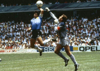 Subastaron la pelota con la que Maradona marcó el gol a los ingleses