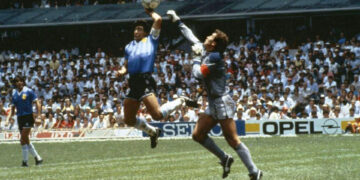 Subastaron la pelota con la que Maradona marcó el gol a los ingleses