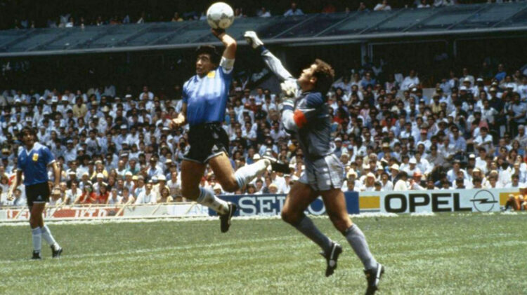 Subastaron la pelota con la que Maradona marcó el gol a los ingleses
