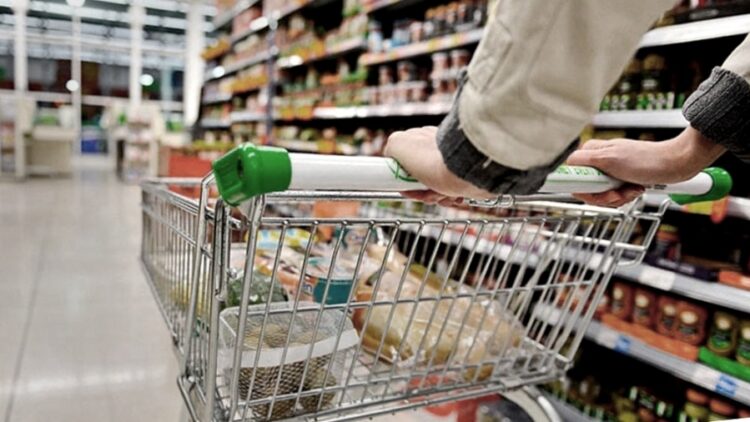 En octubre, una familia tipo necesitó $139.737 para no caer en la pobreza