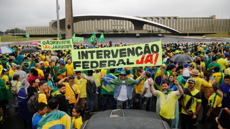 Bolsonaristas piden un golpe militar para evitar que asuma Lula
