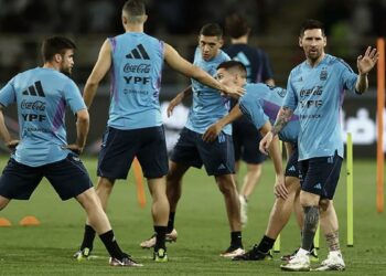 La Selección entrena por primera vez en su predio qatarí mientras Scaloni evalúa a los lesionados
