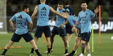 La Selección entrena por primera vez en su predio qatarí mientras Scaloni evalúa a los lesionados