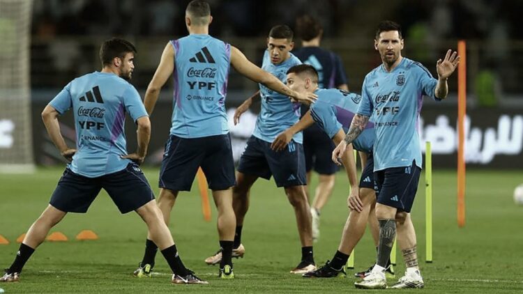 La Selección entrena por primera vez en su predio qatarí mientras Scaloni evalúa a los lesionados