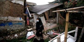 Más de 160 muertos y al menos 700 heridos tras un fuerte terremoto en Indonesia