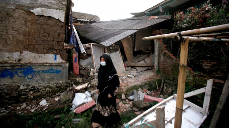 Más de 160 muertos y al menos 700 heridos tras un fuerte terremoto en Indonesia