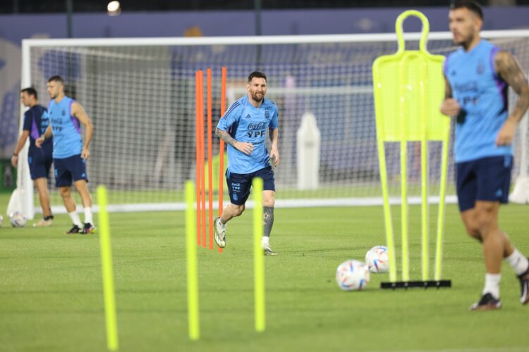 Messi en la parte de la práctica que realizó normalmente con el grupo